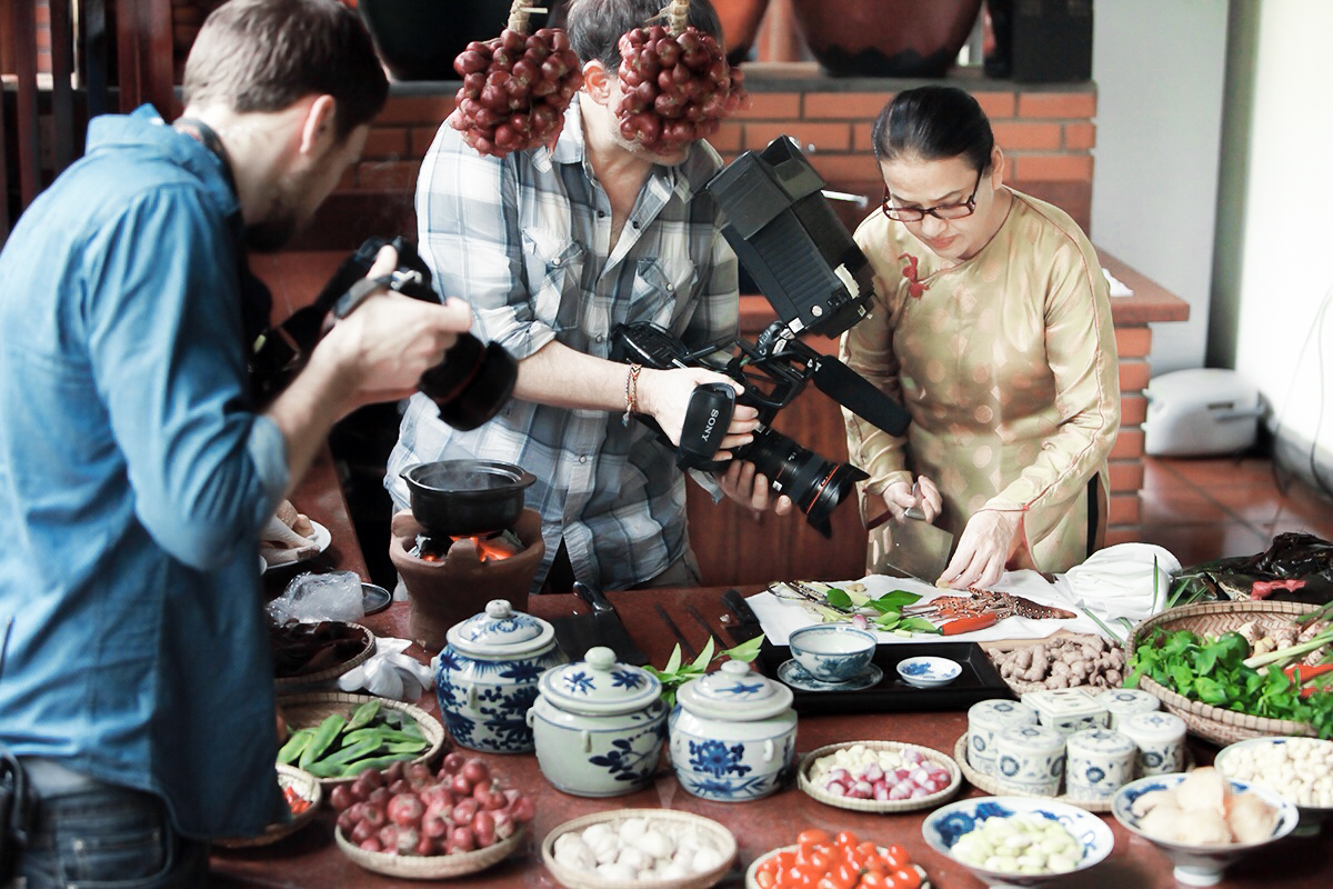 Boi Tran explaining how to cook the "Prawn with Five Spices"
