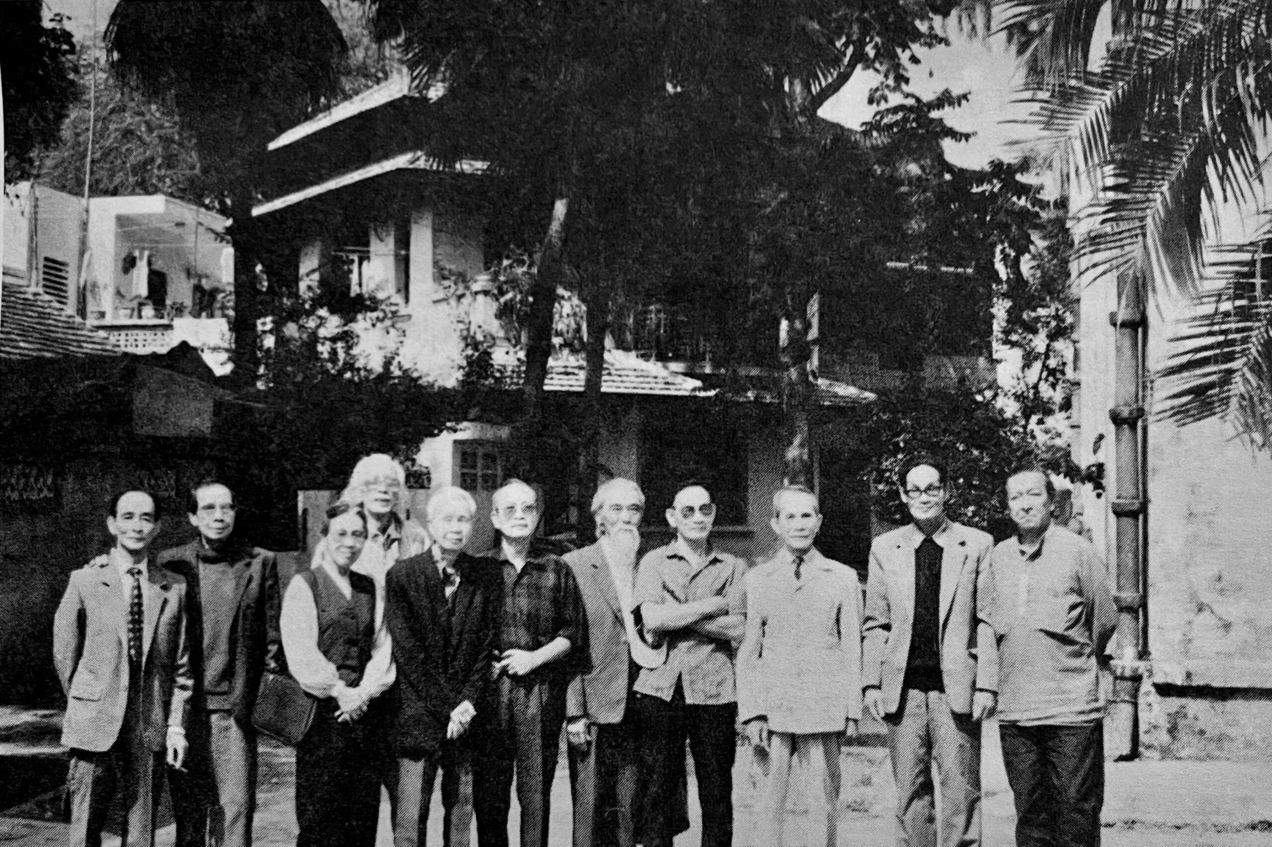 Painters, former students of the Fine Arts College of Indochina: Phan Ke An, Nguyen Trong Hop, Nguyen Thi Kim, Pham Van Don, Nguyen Van Binh, Ta Thuc Binh, Huynh Van Thuan, Le Thanh Duc, Luong Xuan Nhi, Nguyen Quang Phong, Mai Van Hien (from left to right) at the Hanoi Fine Arts College in 1993